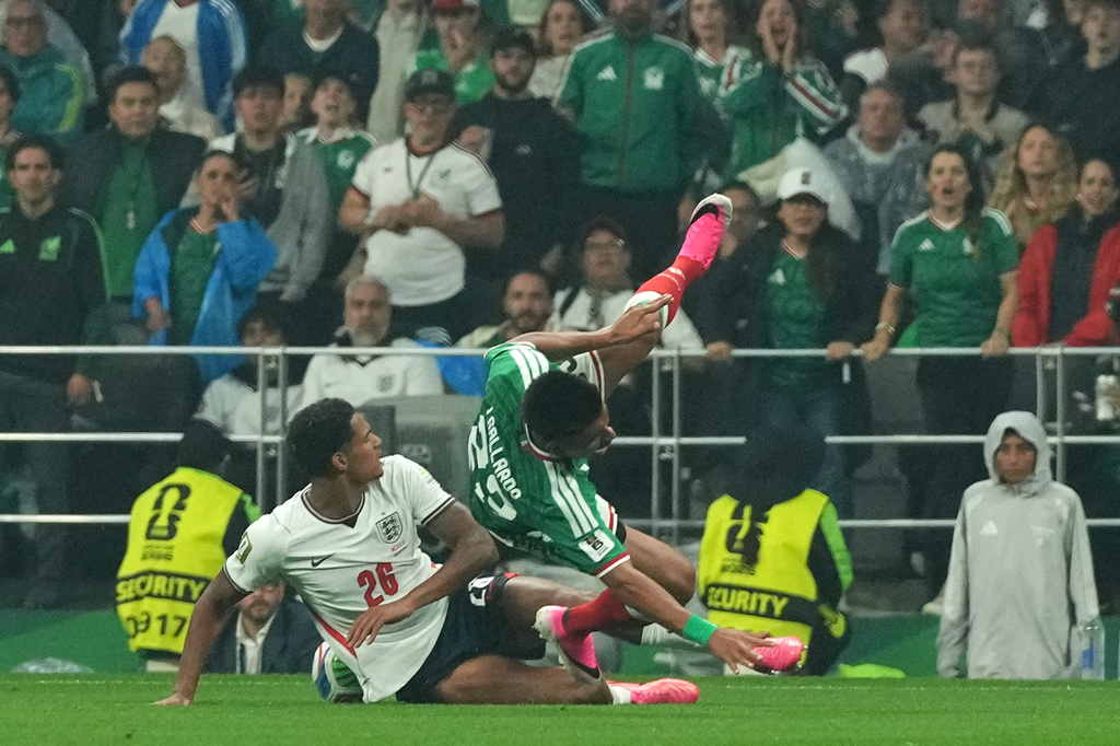England's Jarell Quansah, left, fouls Mexico's Jesus Gallardo to see a red card during the World Cup round of 16 soccer match between Mexico and England in Mexico City, Sunday, July 5, 2026. (AP Photo/Silvia Izquierdo)