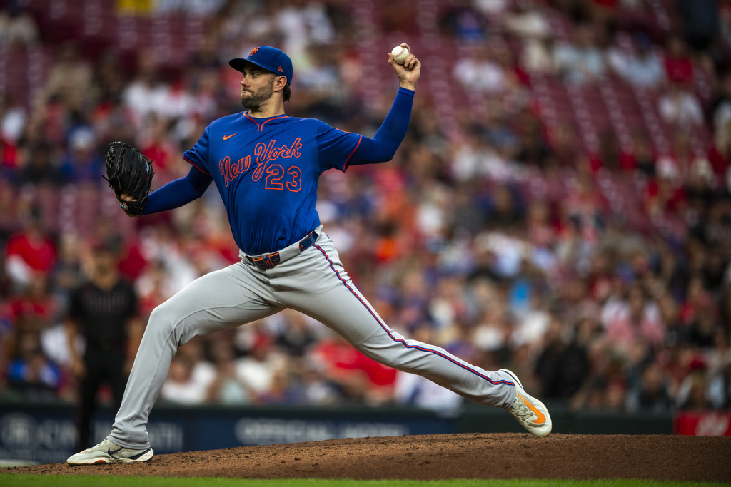 New York Mets pitcher David Peterson delivers in the second inning of a baseball game against Cincinnati Reds, Friday, Sept. 5, 2025, in Cincinnati. (AP Photo/Michael Swensen)