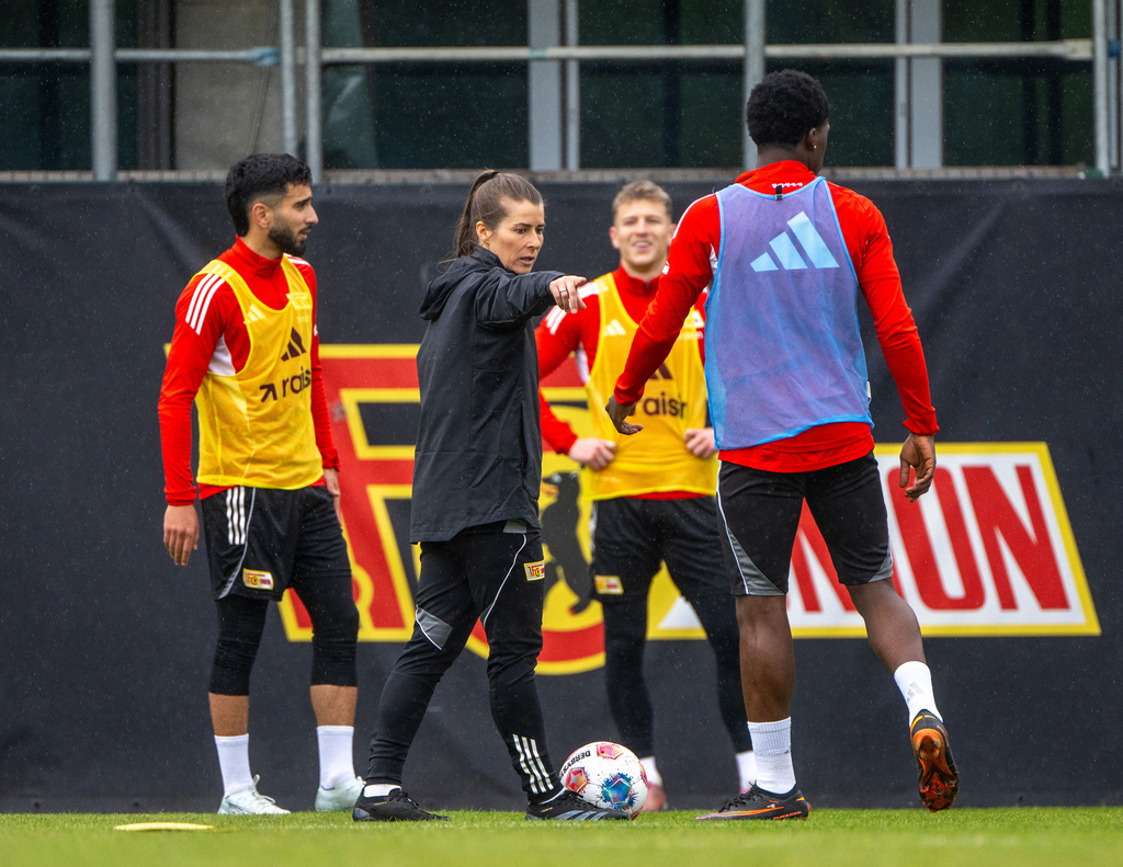 Union Berlin's interim head coach Marie-Louise Eta, center, attends a training session in Berlin, Tuesday, April 14, 2026. (Matthias Koch/dpa via AP)