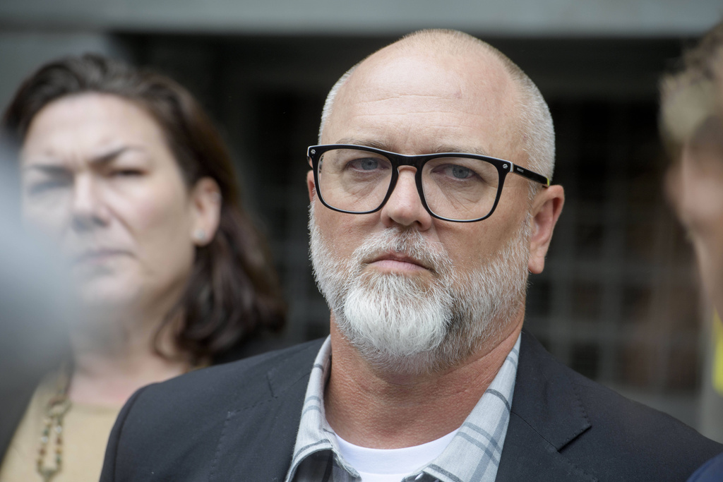 Jan Carey, a North Carolina veteran who burned a flag near the White House last month, listens while his attorneys speak following his arraignment at the E. Barrett Prettyman Federal Courthouse, Wednesday, Sept. 17, 2025, in Washington. (AP Photo/Rod Lamkey, Jr.)