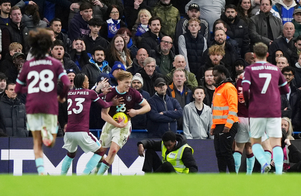 Burnley's Zian Flemming celebrates scoring their side's first goal of the game during their English Premier League soccer match against Chelsea in London, Saturday, Feb. 21, 2026. (Ben Whitley/PA via AP)