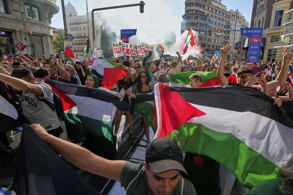 Protesters block the road in an attempt to disrupt the twenty-first stage of the Spanish cycling race La Vuelta, from Alalpardo to Madrid, Spain, Sunday, Sept. 14, 2025. (AP Photo/Manu Fernández)