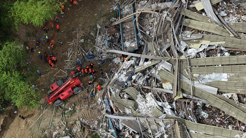 Rescuers continue operations on a collapsed waste segregation facility in Binaliw, Cebu city, central Philippines on Saturday, Jan. 10, 2026. (AP Photo/Jacqueline Hernandez)