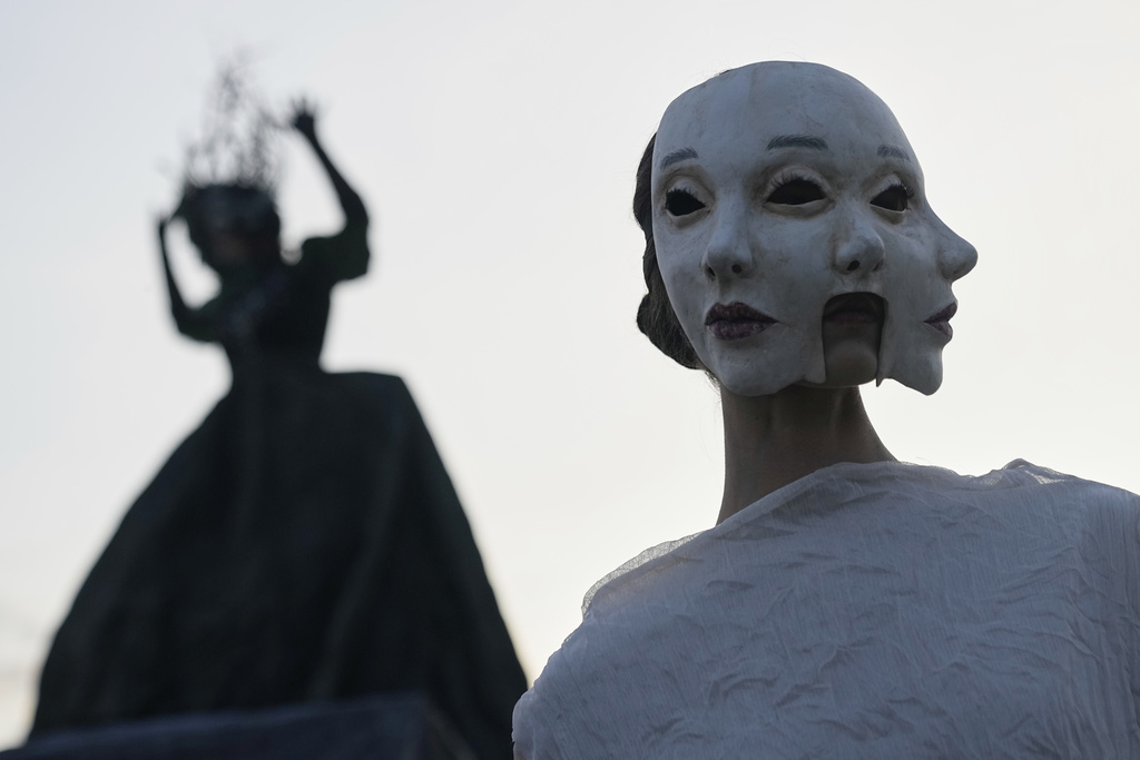 A model wears a creation by Russian brand Mandragora on a runway at the Moscow Fashion Week on the Floating Bridge at Zaryadye park in Moscow, Russia, Friday, Aug. 29, 2025. (AP Photo/Pavel Bednyakov)
