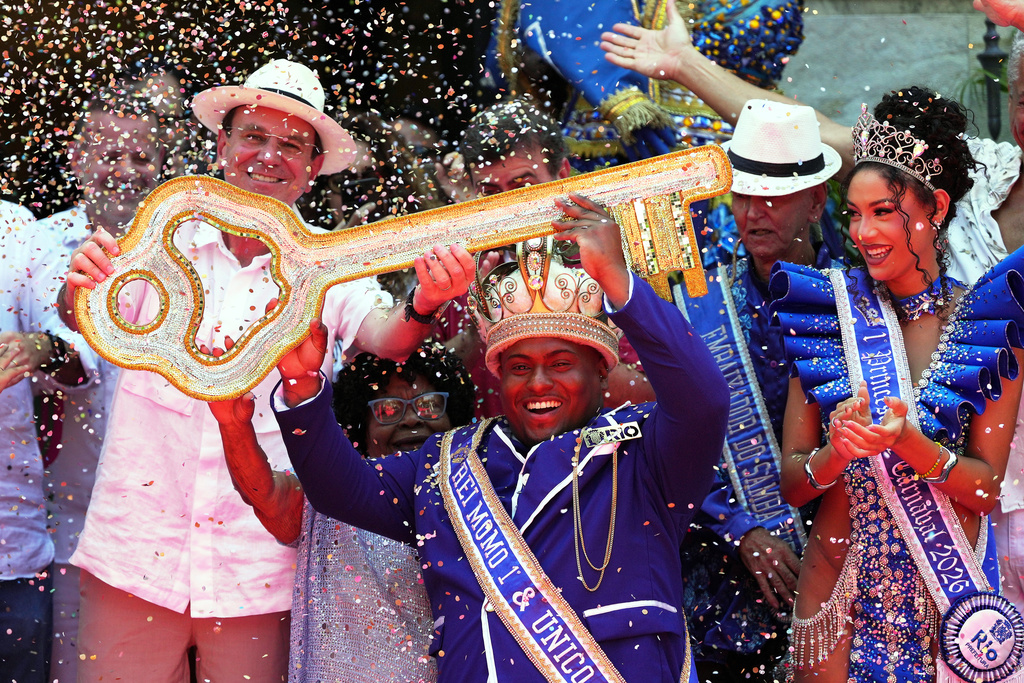 Carnival King Momo, Danilo Vieira, receives the key of the city from Mayor Eduardo Paes during a ceremony officially kicking off Carnival in Rio de Janeiro, Friday, Feb. 13, 2026. (AP Photo/Silvia Izquierdo)