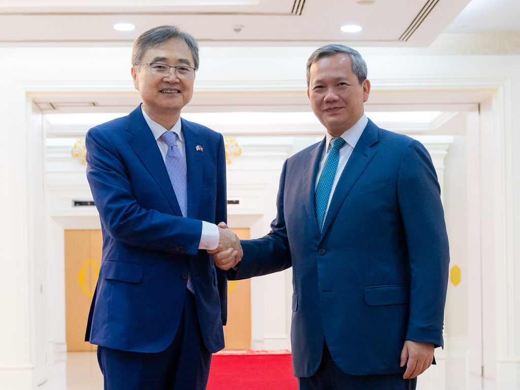 In this photo released by Agence Kampuchea Press (AKP), Cambodian Prime Minister Hun Manet, right, shakes hands with South Korean Foreign Minister Cho Hyun, left, prior to a meeting in Phnom Penh, Cambodia, Monday, Nov. 10, 2025. (AKP via AP)