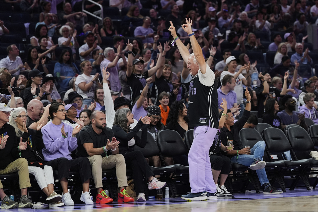 Golden State Valkyries fans react after a 3-point basket during the first half of a WNBA basketball game against the Indiana Fever, Sunday, Aug. 31, 2025, in San Francisco. (AP Photo/Godofredo A. Vásquez)