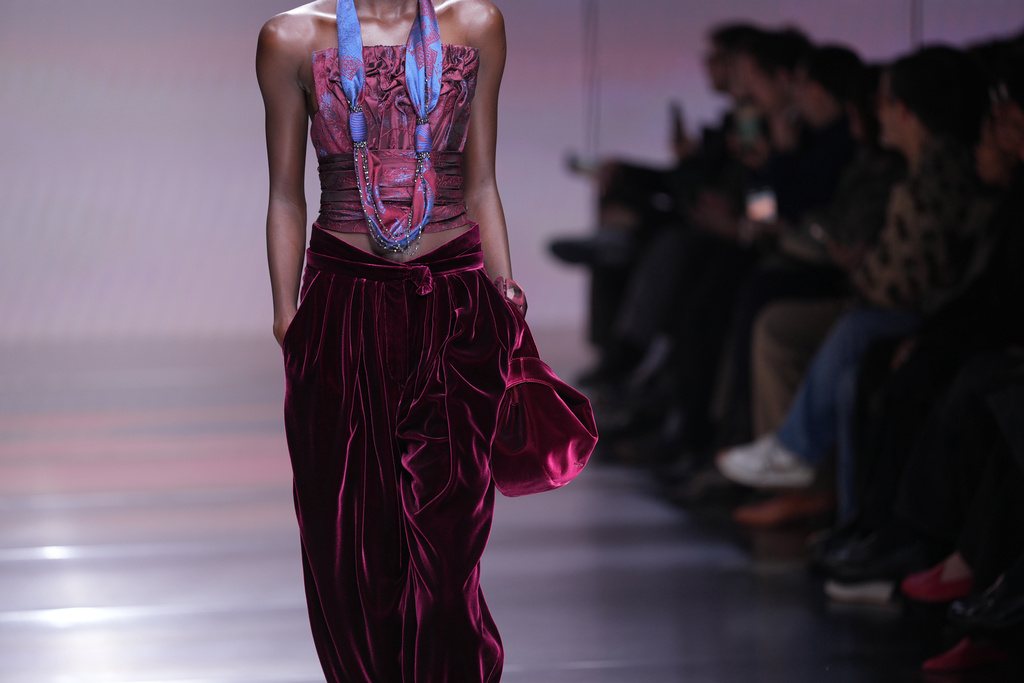 A model wears a creation from the Giorgio Armani Fall/Winter 2026-2027 Women's collection presented in Milan, Italy, Sunday, March 1, 2026. (AP Photo/Antonio Calanni)