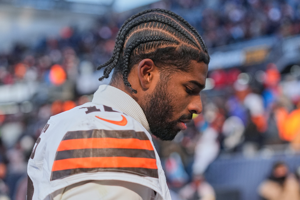 Cleveland Browns quarterback Shedeur Sanders (12) walks off the field after an NFL football game against the Chicago Bears in Chicago, Sunday, Dec. 14, 2025. (AP Photo/Erin Hooley)