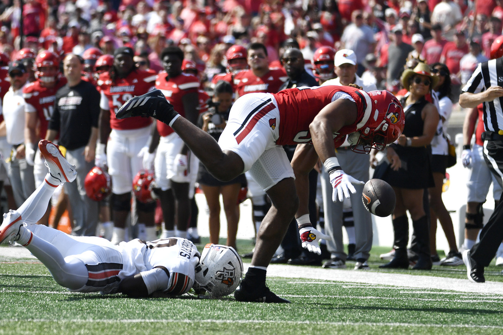 Louisville linebacker TJ Quinn (34) attempts to recover a loose ball during the first half of an NCAA college football game against Bowling Green in Louisville, Ky., Saturday, Sept. 20, 2025. (AP Photo/Timothy D. Easley)