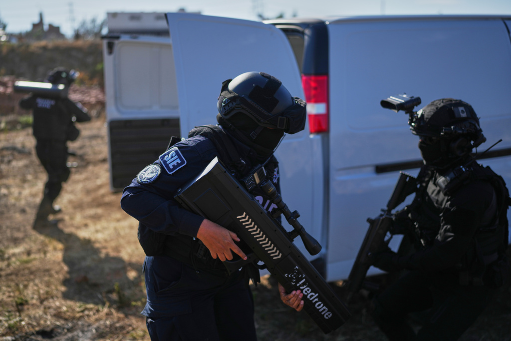Officers of Michoacan state's Specialized Investigation Subsecretariat use an anti-drone signal jammer during a demonstration for the press in Morelia, Mexico, Wednesday, March 26, 2025. (AP Photo/Eduardo Verdugo)