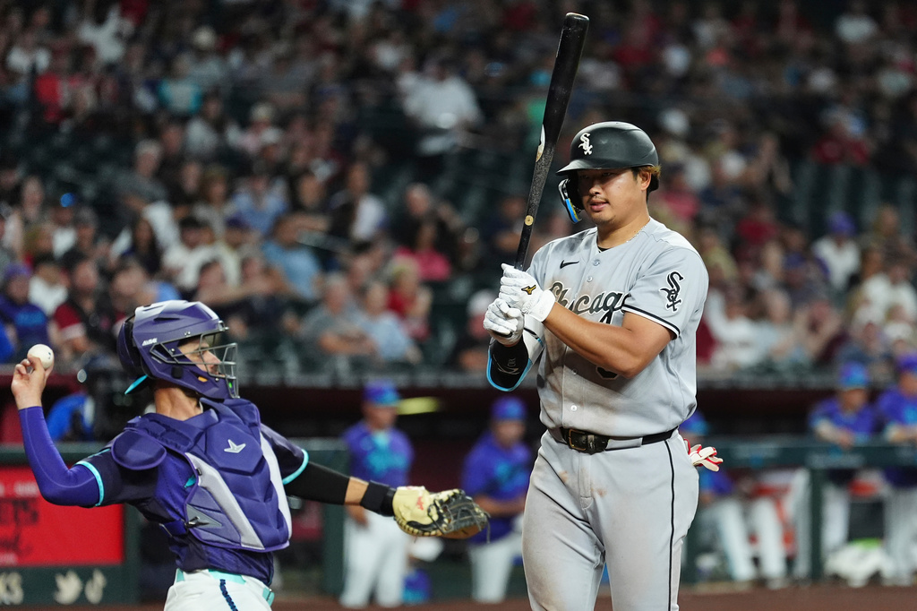 Chicago White Sox's Munetaka Murakami, right, of Japan, pauses after striking out as Arizona Diamondbacks catcher Aramis Garcia (35) holds the baseball during the fifth inning of a baseball game, Thursday, April 23, 2026, in Phoenix. (AP Photo/Ross D. Franklin)
