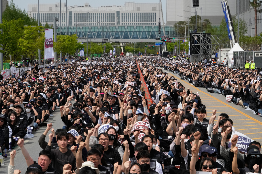 Members of the Samsung Electronics labor union shout slogans during a rally demanding higher bonuses at its computer chip complex in Pyeongtaek, South Korea, Thursday, April 23, 2026. (AP Photo/Ahn Young-joon)