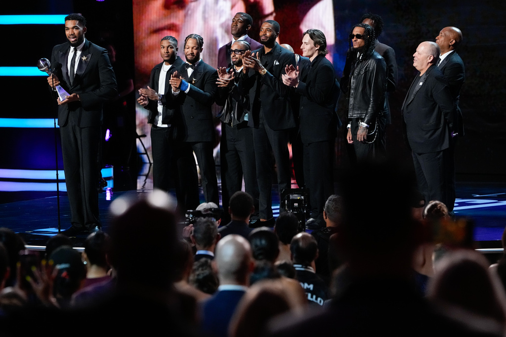Members of the New York Knicks accept the best team award at the ESPY Awards in the David H. Koch Theater at Lincoln Center Wednesday, July 15, 2026, in New York. (AP Photo/Frank Franklin II)