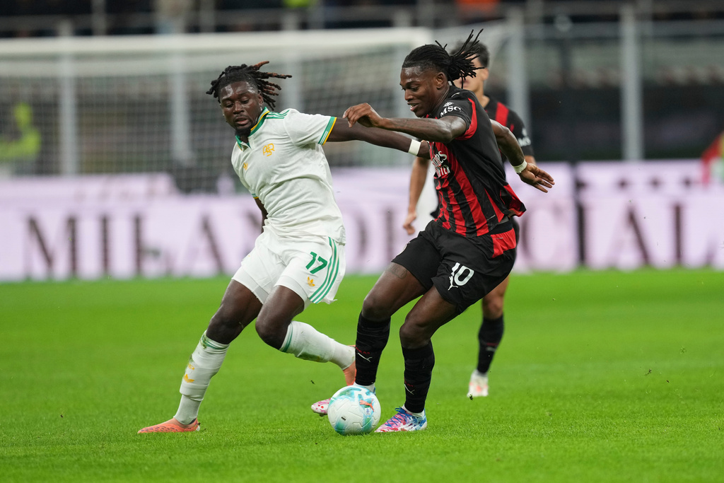 AC Milan's Rafael Leao, right, and Roma's Manu Kone challenge for the ball during the Serie A soccer match between AC Milan and Roma in Milan, Italy, Sunday, Nov. 2, 2025. (AP Photo/Antonio Calanni)