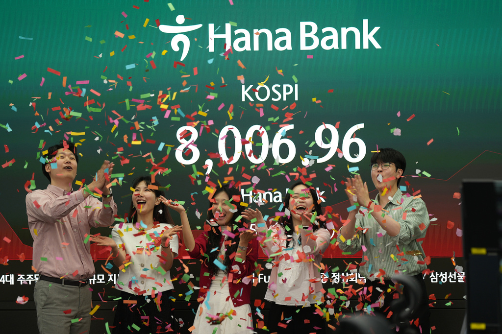 Employees of Hana Bank celebrate in a photo-op to mark the Korea Composite Stock Price Index (KOSPI) of over 8,000 points at a dealing room of Hana Bank in Seoul, South Korea, Friday, May 15, 2026. (AP Photo/Lee Jin-man)