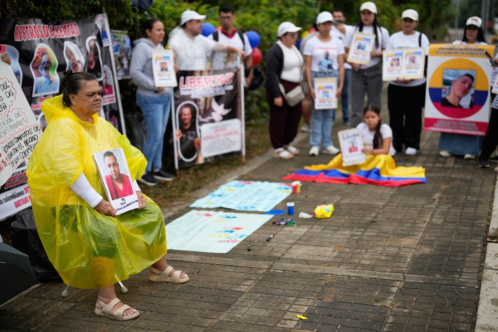 Relatives of Colombians imprisoned in Venezuela protest for the release of their loved ones near the Atanasio Girardot Binational Bridge, in Villa del Rosario, Colombia, Friday, March 13, 2026. (AP Photo/Fernando Vergara)