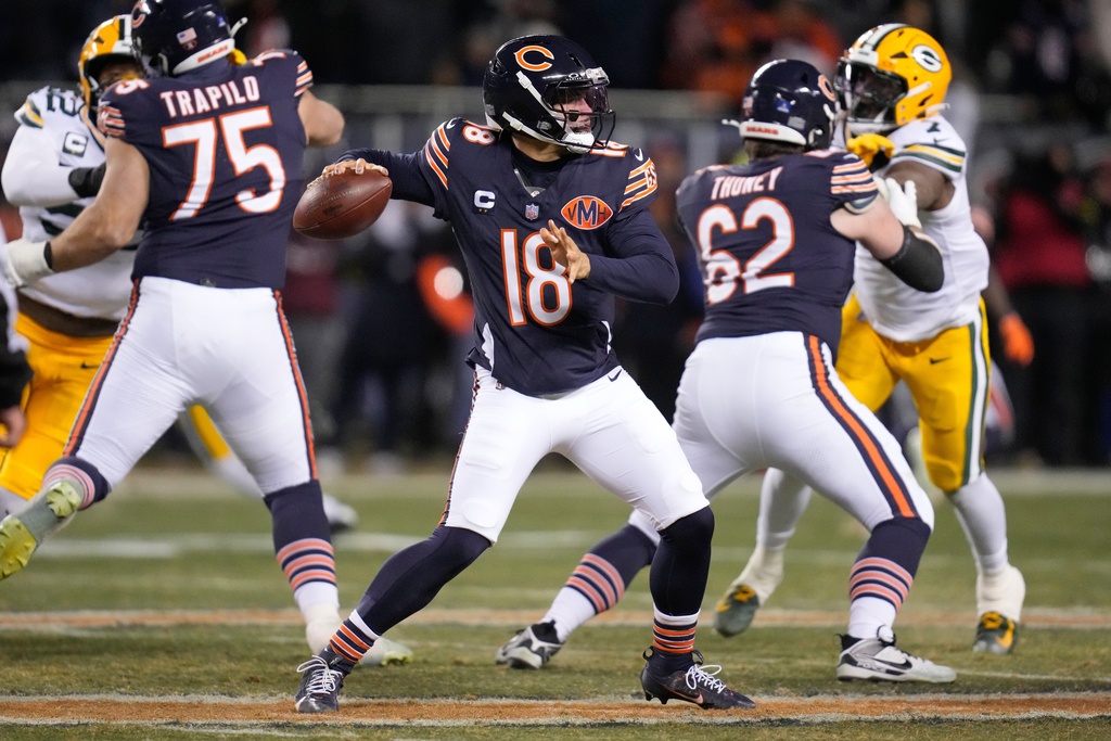 Chicago Bears' Caleb Williams throws during the first half of an NFL football game against the Green Bay Packers Saturday, Dec. 20, 2025, in Chicago. (AP Photo/Erin Hooley)
