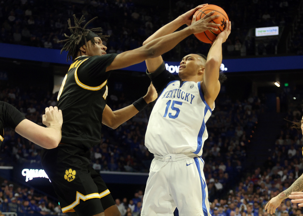 Kentucky's Jaland Lowe (15) shoots while pressured by Missouri's Anthony Robinson II, left, during the first half of an NCAA college basketball game in Lexington, Ky., Wednesday, Jan. 7, 2026. (AP Photo/James Crisp)