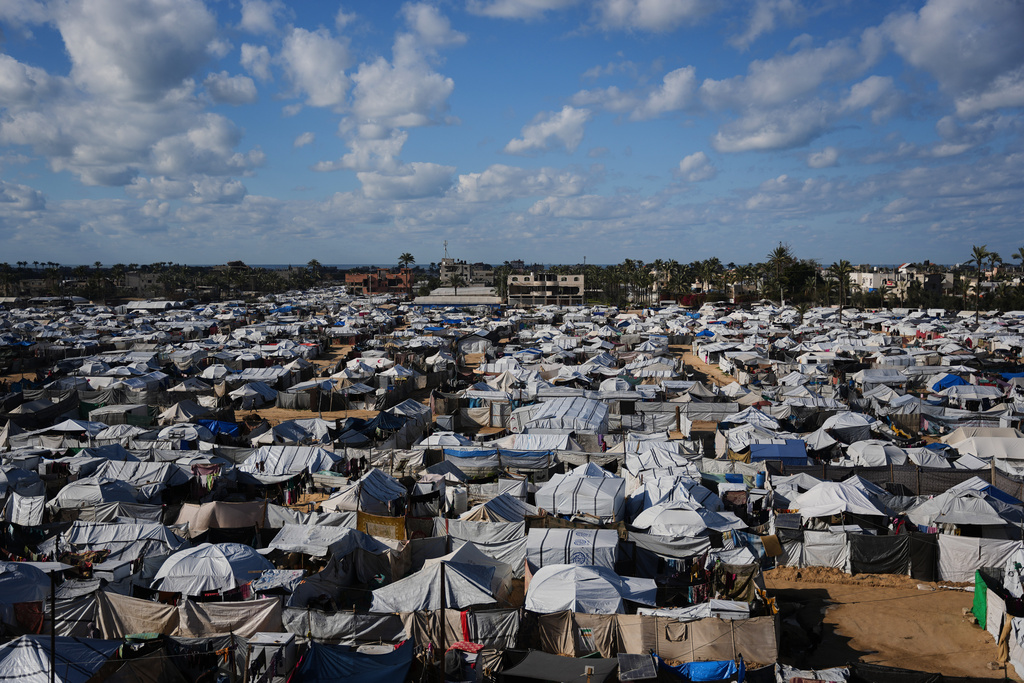 A tent camp for displaced Palestinians stretches across Deir al-Balah, in the central Gaza Strip, Thursday, Jan. 15, 2026. (AP Photo/Abdel Kareem Hana)
