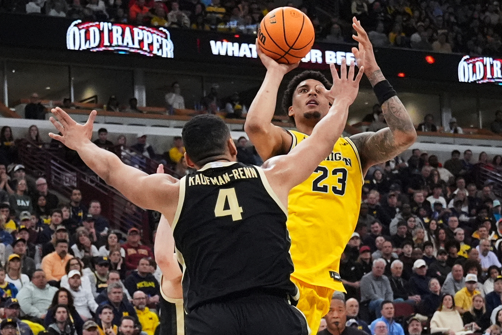 Michigan forward Yaxel Lendeborg, right, shoots over Purdue forward Trey Kaufman-Renn during the second half of an NCAA college basketball game in the championship of the Big 10 Conference tournament, Sunday, March 15, 2026, in Chicago. (AP Photo/Nam Y. Huh)