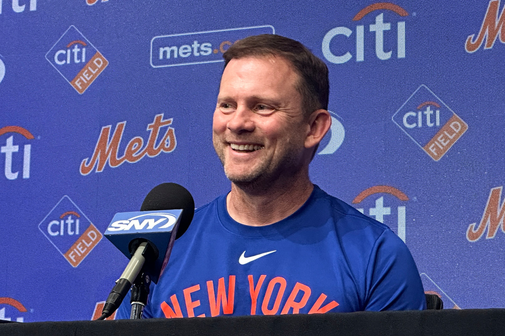 Andy Green smiles as he responds to questions during a news conference where he was introduced as the New York Mets new manager before a baseball game against the Texas Rangers Tuesday, Sept. 22, 2026, in Arlington, Texas. (AP Photo/Stephen Hawkins)