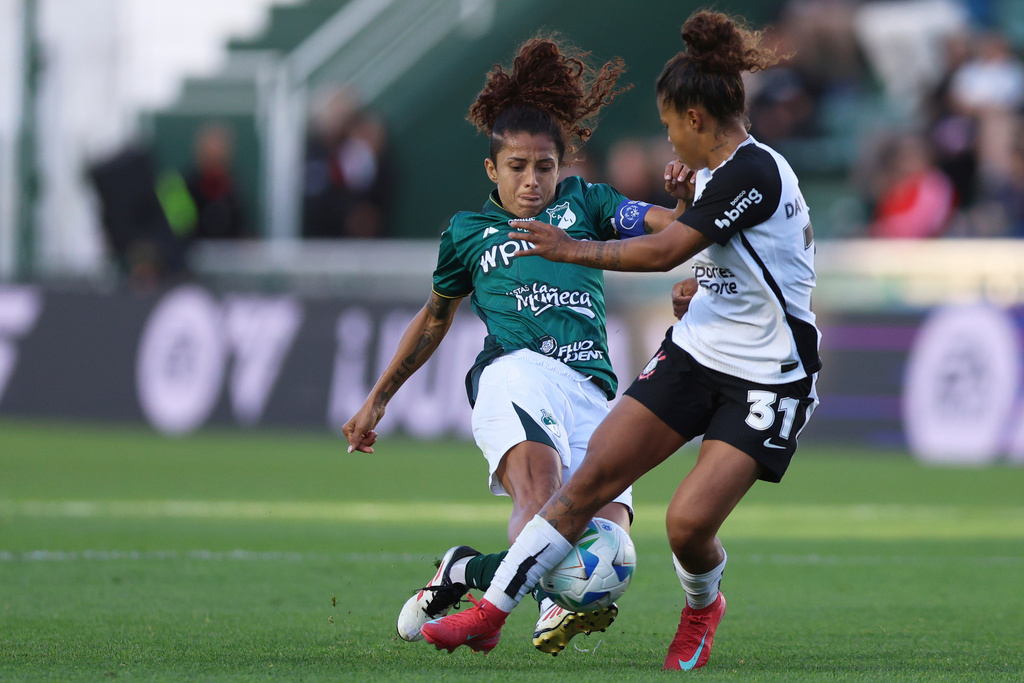 Dayana Rodriguez (31) of Brazil's Corinthians and Paola Garcia of Colombia's Deportivo Cali battle for the ball during the Women’s Copa Libertadores final soccer match in Buenos Aires, Argentina, Saturday, Oct. 18, 2025. (AP Photo/Luciano Gonzalez)