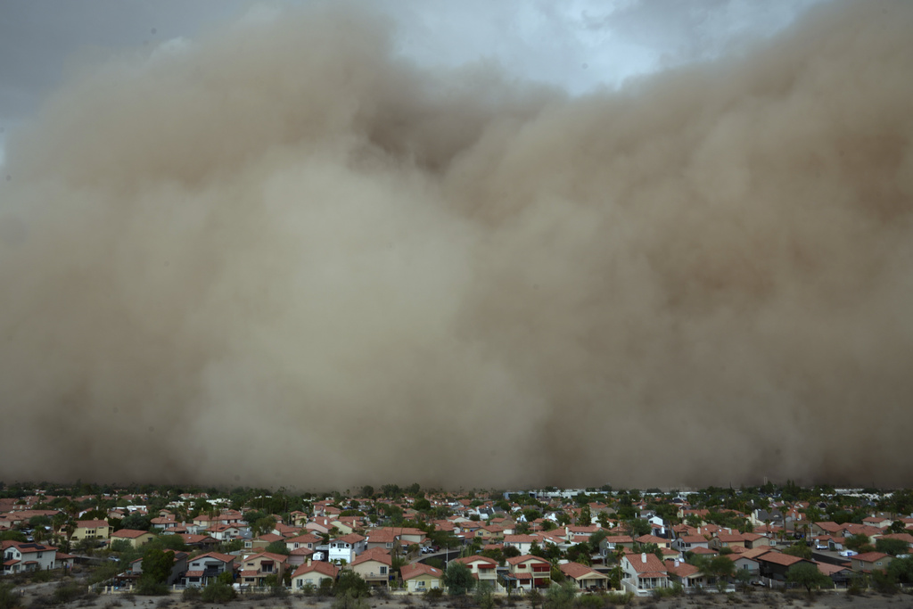 A giant dust storm approaches the Phoenix metro area as a monsoon storm pushes the dust into the air, Monday, Aug. 25, 2025, in Phoenix. (AP Photo/Ross D. Franklin)
