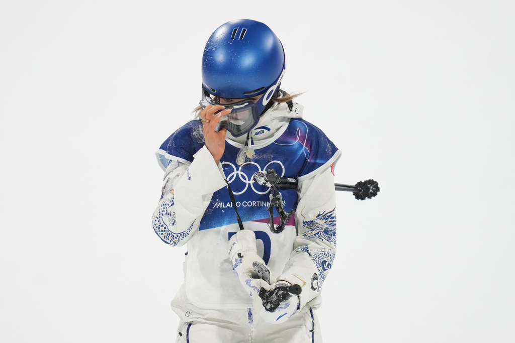 China's Eileen Gu gets up after crashing as she competes in the women's freestyle skiing big air qualifications at the 2026 Winter Olympics, in Livigno, Italy, Saturday, Feb. 14, 2026. (AP Photo/Abbie Parr)
