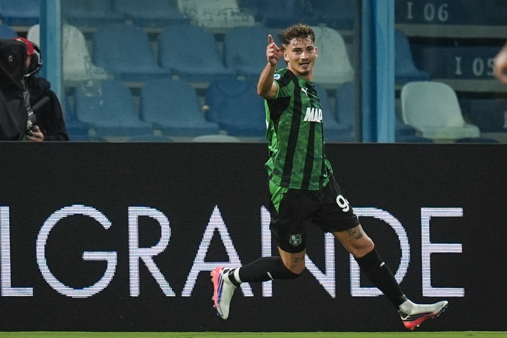 Sassuolo's Sebastiano Esposito celebrates after scoring the 1-0 goal for his team during the Serie A soccer match between Sassuolo Calcio and Juventus Turin in Reggio Emilia, Italy, Sunday, Sept. 13, 2026. (Massimo Paolone/LaPresse via AP)