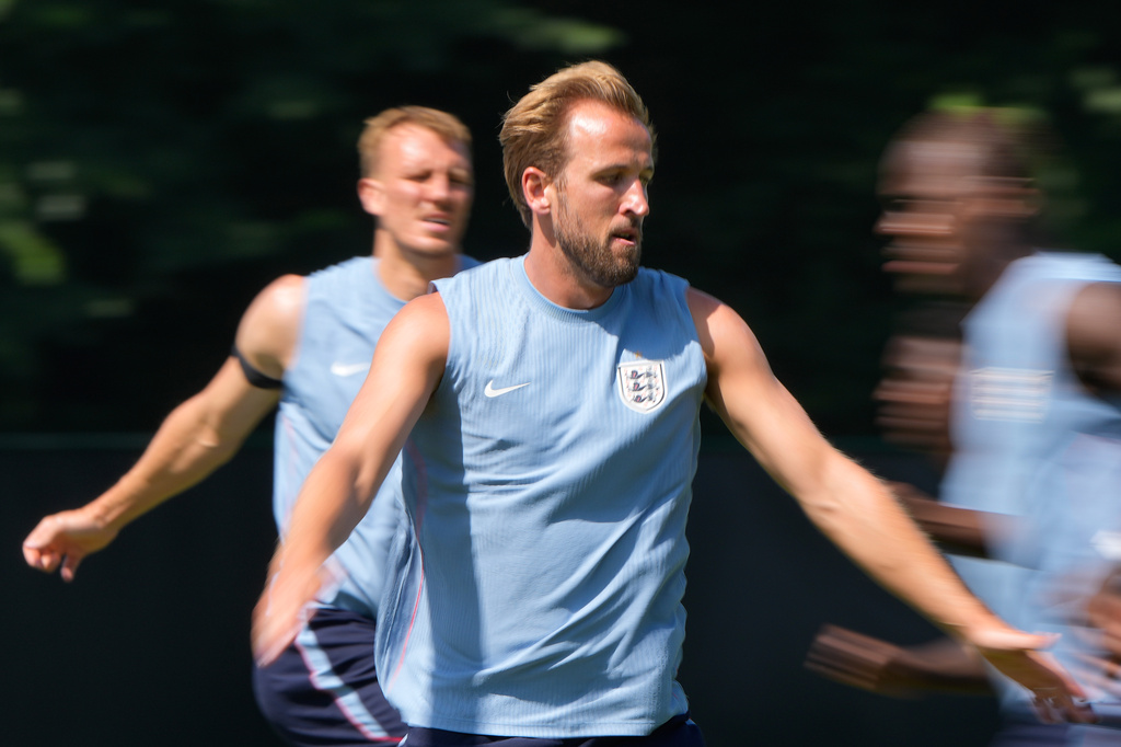 England's Harry Kane trains for the World Cup soccer tournament Tuesday, June 30, 2026, in Kansas City, Mo. (AP Photo/Charlie Riedel)
