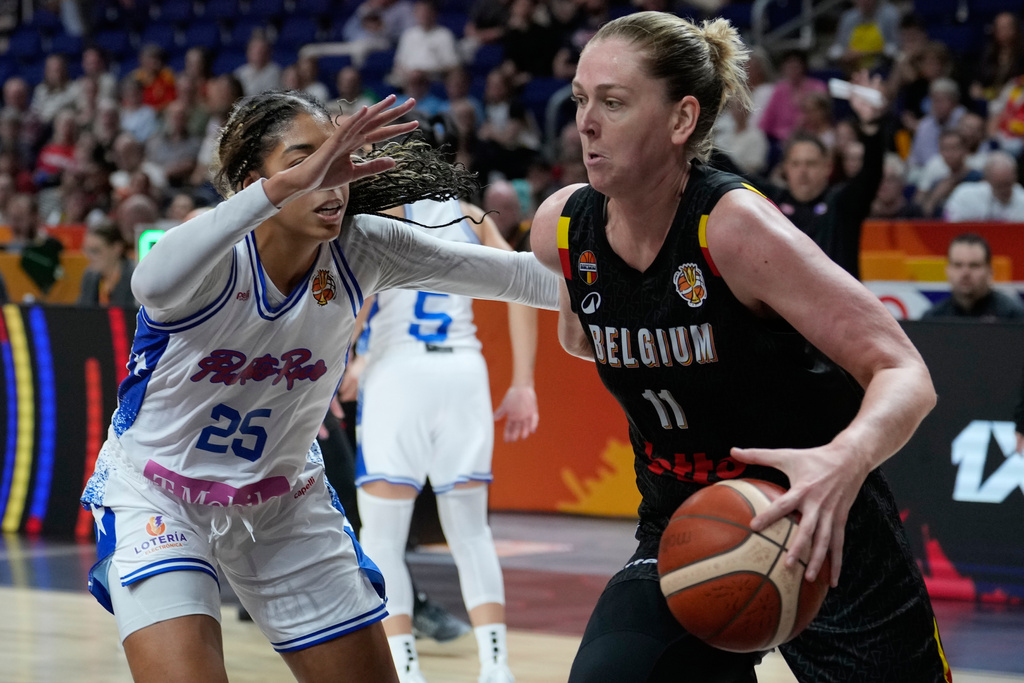 Puerto Rico's Denise Solís guards Belgium's Emma Meesseman during the Women's Basketball World Cup match between Puerto Rico and Belgium in Berlin, Sunday, Sept. 6, 2026. (AP Photo/Ebrahim Noroozi)