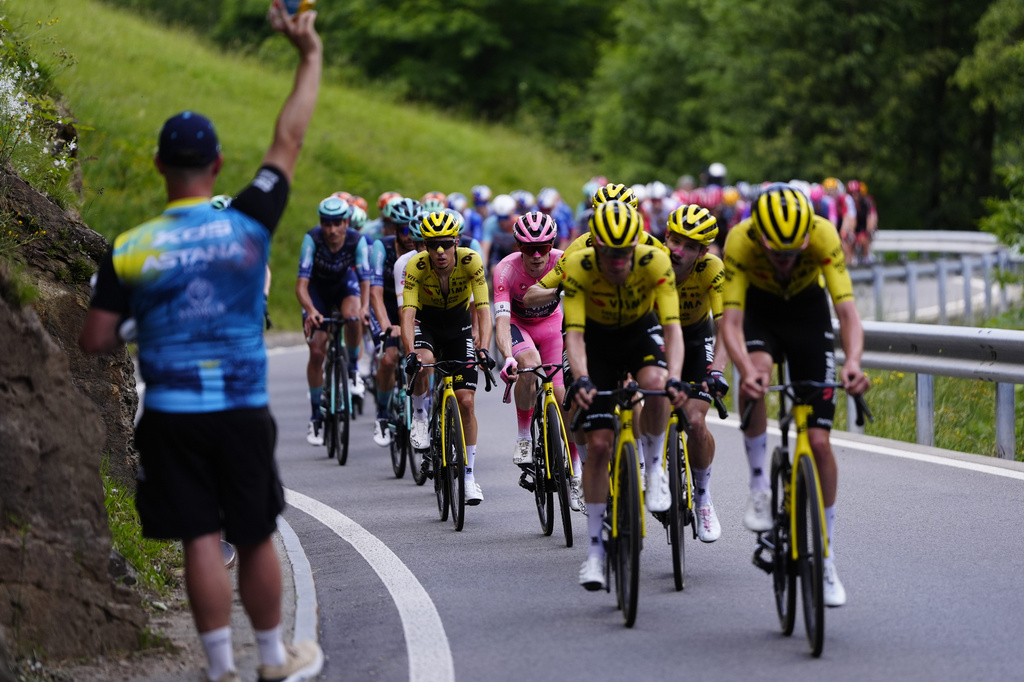 Denmark's Jonas Vingegaard, wearing the pink jersey of the race overall leader, pedals in the pack during the 16th stage of the Giro d'Italia cycling race from Bellinzona to Cari', Switzerland, Tuesday May 26, 2026 (Fabio Ferrari/LaPresse via AP)