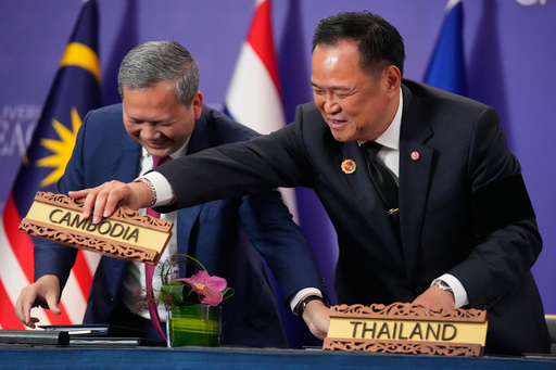 Cambodian Prime Minister Hun Manet, left and Thailand's Prime Minister Anutin Charnvirakul react as they switch country signs during a signing ceremony on the sidelines of the ASEAN Summit in Kuala Lumpur, Malaysia, Sunday, Oct. 26, 2025. (AP Photo/Mark Schiefelbein) Cambodian Prime Minister Hun Manet, left and Thailand's Prime Minister Anutin Charnvirakul react as they switch country signs during a signing ceremony on the sidelines of the ASEAN Summit in Kuala Lumpur, Malaysia, Sunday, Oct. 26, 2025. (AP Photo/Mark Schiefelbein)