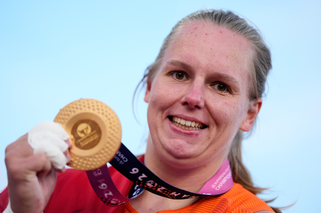 Netherlands' Jessica Schilder poses after winning the gold medal in the women's shot put final at the European Athletics Championships in Birmingham, England, Monday, Aug. 10, 2026. (AP Photo/Matthias Schrader)