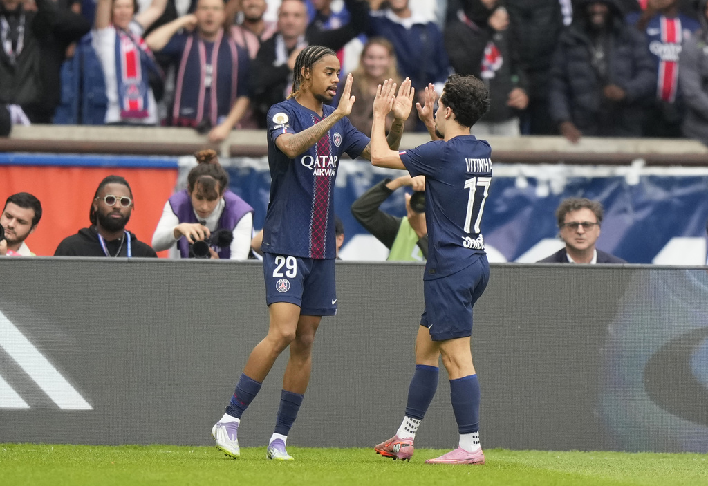 PSG's Bradley Barcola,left, celebrates with PSG's Vitinha, scoring his side's opening goal during the French League One soccer match between Paris Saint-Germain and Le Havre at the Parc des Princes stadium in Paris, Sunday, Sept. 14, 2025. (AP Photo/Michel Euler)