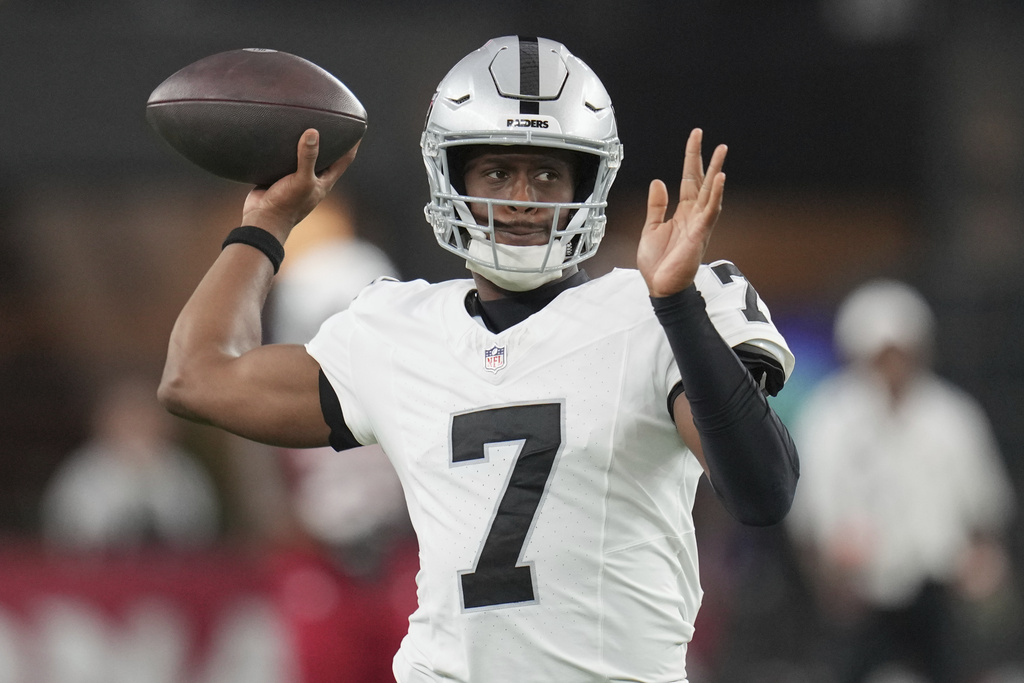 Las Vegas Raiders quarterback Geno Smith warms up prior to an NFL preseason football game against the Arizona Cardinals, Saturday, Aug. 23, 2025, in Glendale. (AP Photo/Rick Scuteri)