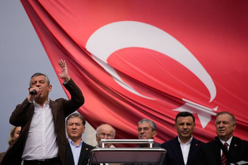 Turkey's main opposition Republican People's Party or (CHP) leader Ozgur Ozel gives a speech during a rally in support of Istanbul's imprisoned opposition Mayor Ekrem Imamoglu as he appears for a hearing at the Caglayan courthouse, in Istanbul, Turkey, Sunday, Oct. 26, 2025. (AP Photo/Emrah Gurel) Turkey's main opposition Republican People's Party or (CHP) leader Ozgur Ozel gives a speech during a rally in support of Istanbul's imprisoned opposition Mayor Ekrem Imamoglu as he appears for a hearing at the Caglayan courthouse, in Istanbul, Turkey, Sunday, Oct. 26, 2025. (AP Photo/Emrah Gurel)