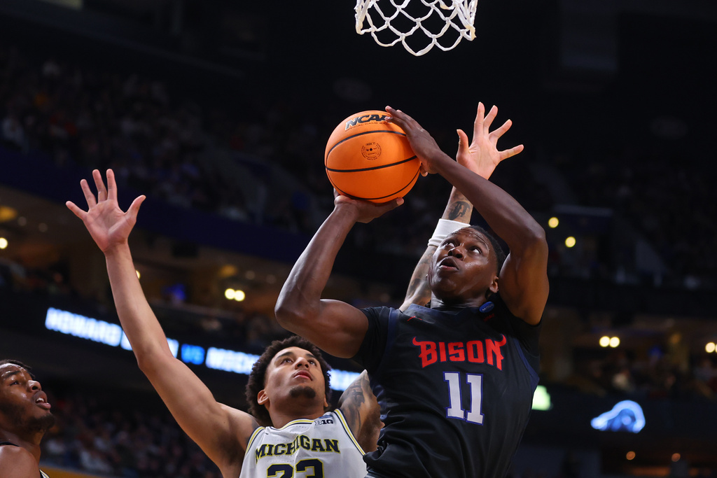 Howard guard Ose Okojie (11) goes up for a basket in front of Michigan forward Yaxel Lendeborg (23) during the second half in the first round of the NCAA college basketball tournament, Thursday, March 19, 2026, in Buffalo, N.Y. (AP Photo/Jeffrey T. Barnes)