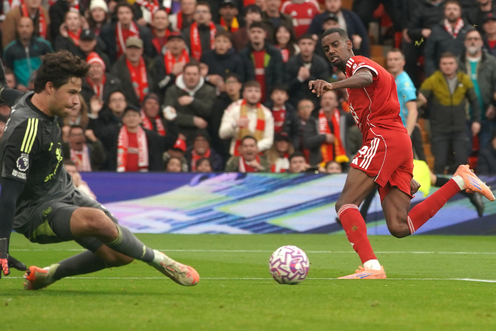 Liverpool's Alexander Isak, right, makes an attempt to score past Manchester United's goalkeeper Senne Lammens during the English Premier League soccer match between Liverpool and Manchester United in Liverpool, England, Sunday, Oct. 19, 2025. (AP Photo/Ian Hodgson)