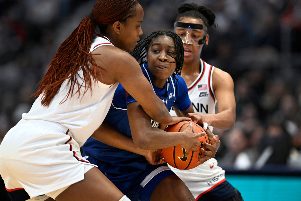 Seton Hall forward Shailyn Pinkney, center, is pressured by UConn guards Blanca Quinonez, left, and KK Arnold, right, in the first half of an NCAA college basketball game, Saturday, Jan. 3, 2026, in Hartford, Conn. (AP Photo/Jessica Hill)
