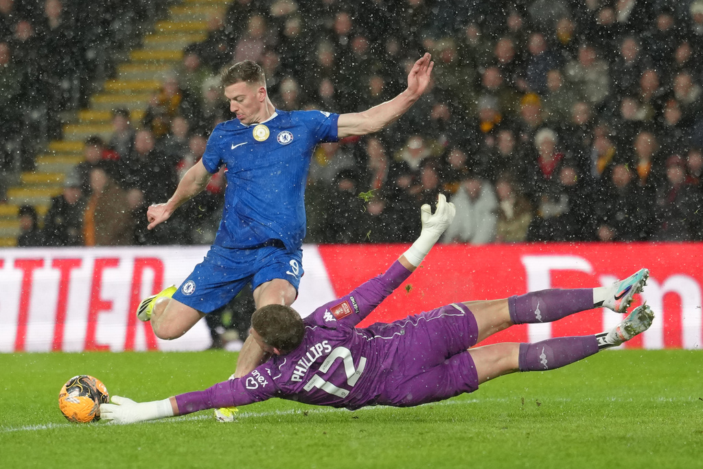 Hull City's goalkeeper Dillon Phillips saves in front pf Chelsea's Liam Delap during the English FA Cup fourth round soccer match between Hull City and Chelsea in Hull, England, Friday, Feb. 13, 2026. (AP Photo/Jon Super)