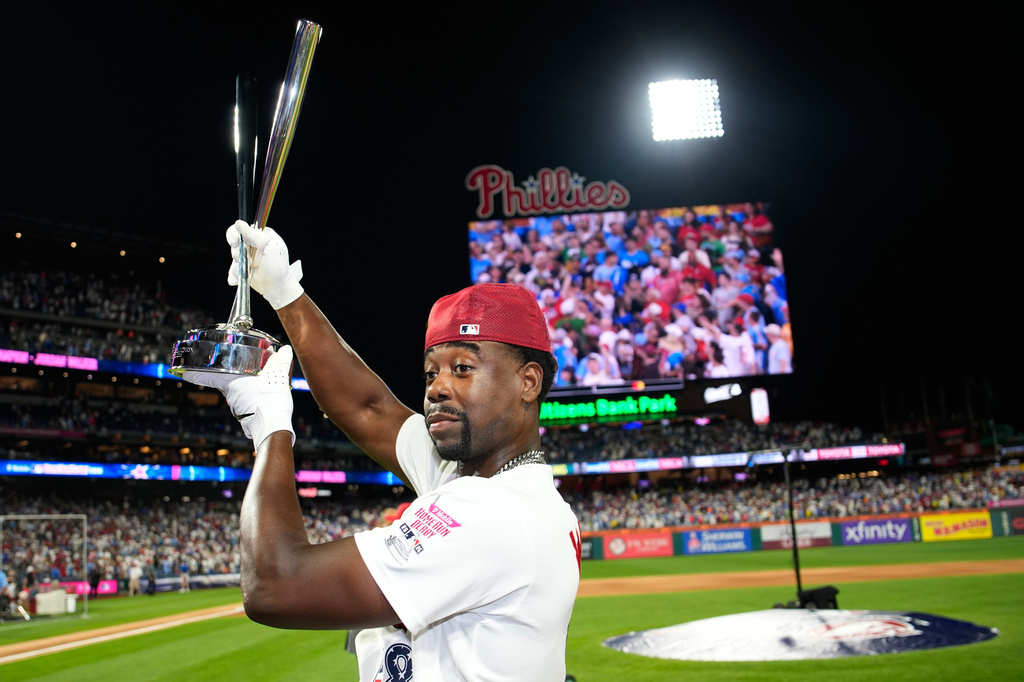 St. Louis Cardinals' Jordan Walker holds the trophy after he won the MLB baseball All-Star Home Run Derby, Monday, July 13, 2026, in Philadelphia. (AP Photo/Matt Slocum)