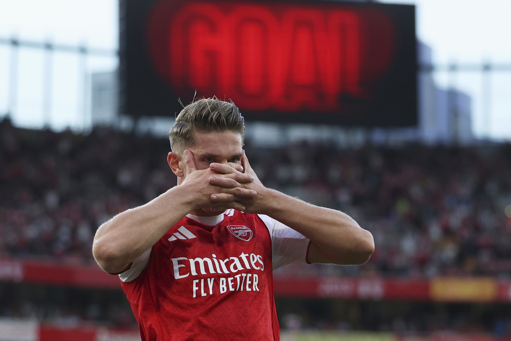 Arsenal's Viktor Gyokeres celebrates after scoring his side's fifth goal from the penalty spot during the English Premier League soccer match between Arsenal and Leeds United at Emirates stadium in London, England, Saturday, Aug. 23, 2025. (AP Photo/Ian Walton)