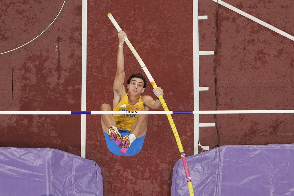 Sweden's Armand Duplantis competes in the men's pole vault qualification at the World Athletics Championships in Tokyo, Saturday, Sept. 13, 2025. (AP Photo/David J. Phillip)
