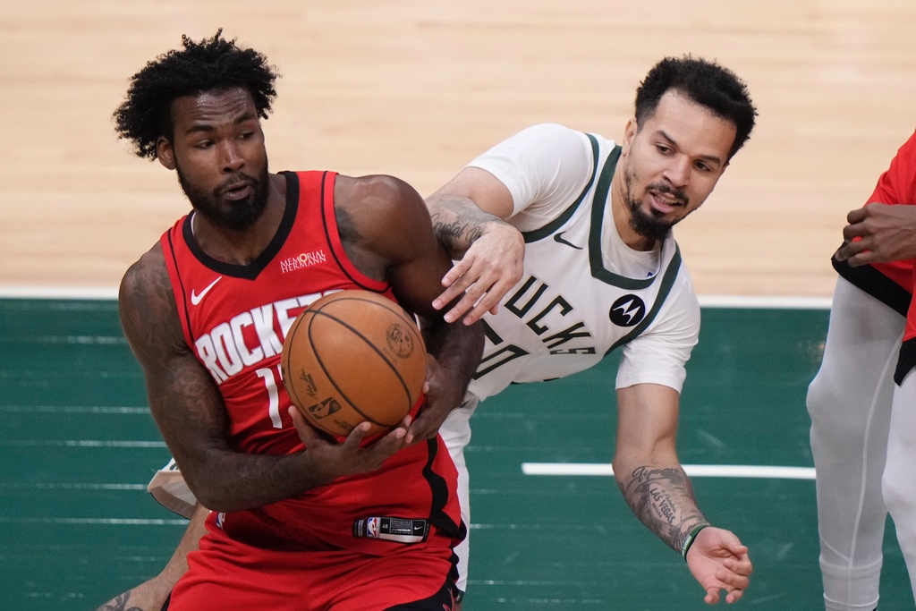 Houston Rockets' Tari Eason and Milwaukee Bucks' Cole Anthony go after a loose ball during the first half of an NBA basketball game Sunday, Nov. 9, 2025, in Milwaukee. (AP Photo/Morry Gash)