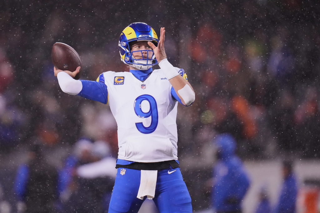 Los Angeles Rams quarterback Matthew Stafford works out prior to an NFL football divisional playoff game against the Chicago Bears Sunday, Jan. 18, 2026, in Chicago. (AP Photo/Jeff Roberson)