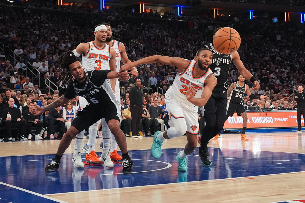 New York Knicks guard Mikal Bridges (25) and San Antonio Spurs guard Stephon Castle (5) chase down the lose ball during second half of Game 3 of the NBA Finals basketball series, Monday, June 8, 2026, in New York. (AP Photo/Ross D. Franklin)