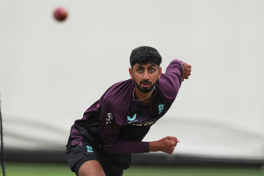 England's Shoaib Bashir bowls during a practice session ahead of the fifth and final Ashes cricket test between England and Australia in Sydney, Australia, Friday, Jan. 2, 2026. (AP Photo/Mark Baker)