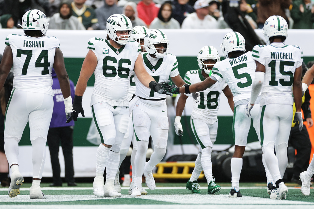 New York Jets players celebrate a touchdown during an NFL football game against the Green Bay Packers in East Rutherford, N.J., Sunday, Sept. 20, 2026. (AP Photo/Adam Hunger)